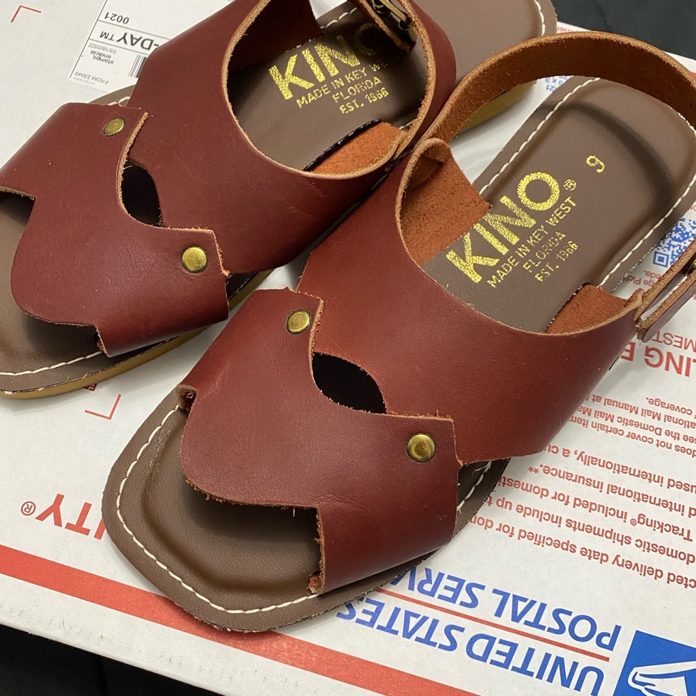 New Men KINO sandals size 9 but really a size 8